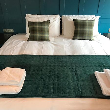 No.16 Otel Seaham Oda fotoğraf A bed with a bed runner