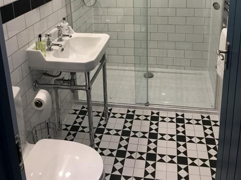 No.16 Otel Seaham Dış mekan fotoğraf Bathroom with shower enclosure