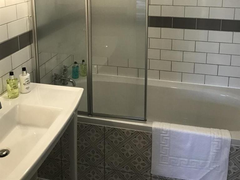No.16 Otel Seaham Dış mekan fotoğraf A shower enclosure with a sliding door