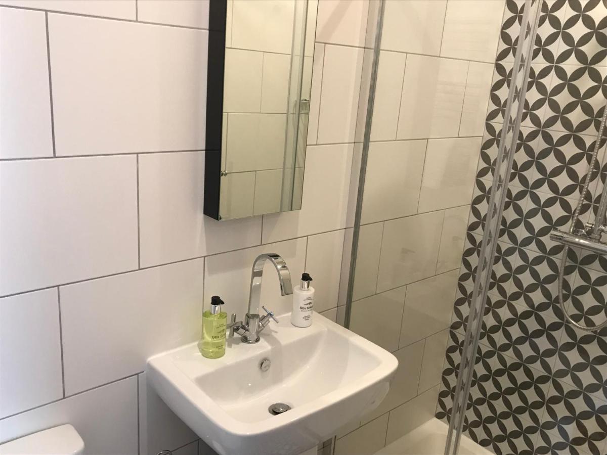 No.16 Otel Seaham Dış mekan fotoğraf Bathroom at the hotel