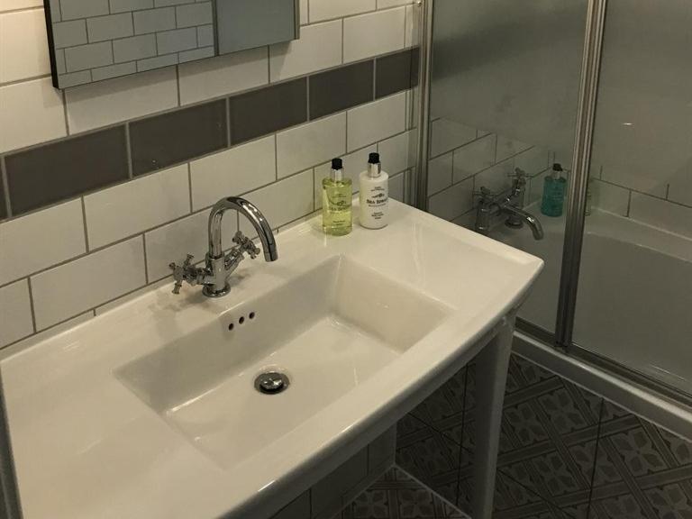 No.16 Otel Seaham Dış mekan fotoğraf Bathroom in a hotel