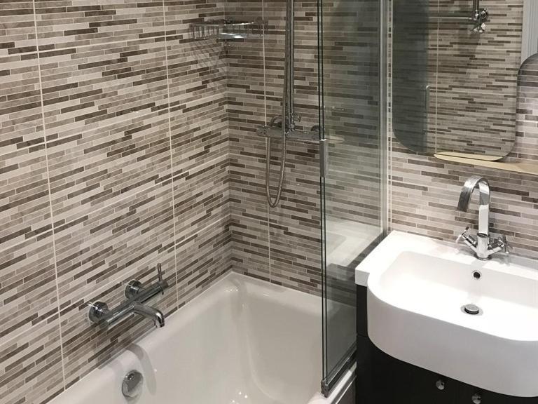 No.16 Otel Seaham Dış mekan fotoğraf Bathroom with shower enclosure