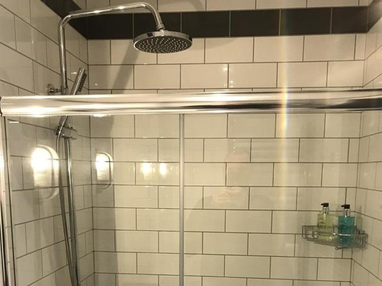 No.16 Otel Seaham Oda fotoğraf A shower