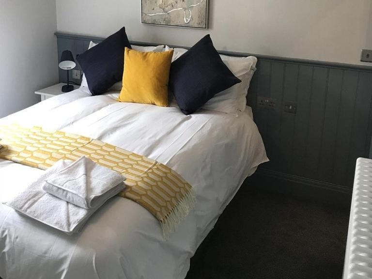 No.16 Otel Seaham Oda fotoğraf A bed with a throw