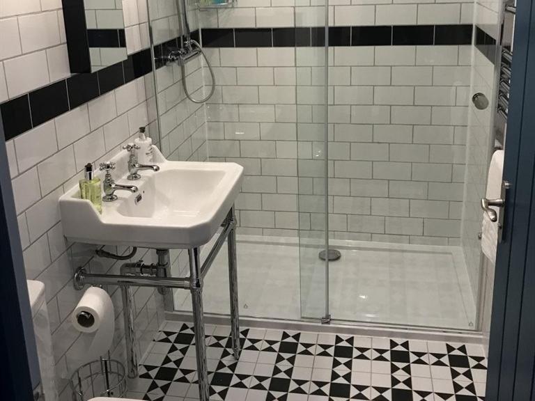 No.16 Otel Seaham Oda fotoğraf A shower enclosure