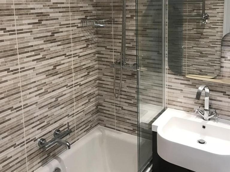 No.16 Otel Seaham Oda fotoğraf Bathroom with shower enclosure