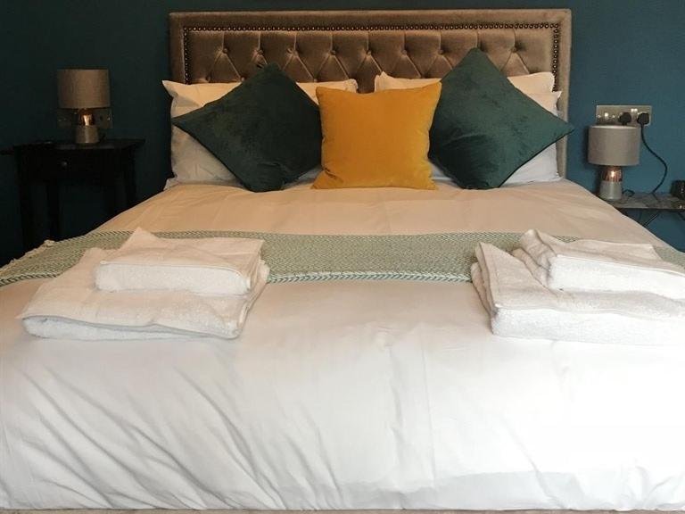 No.16 Otel Seaham Oda fotoğraf A bed with a headboard