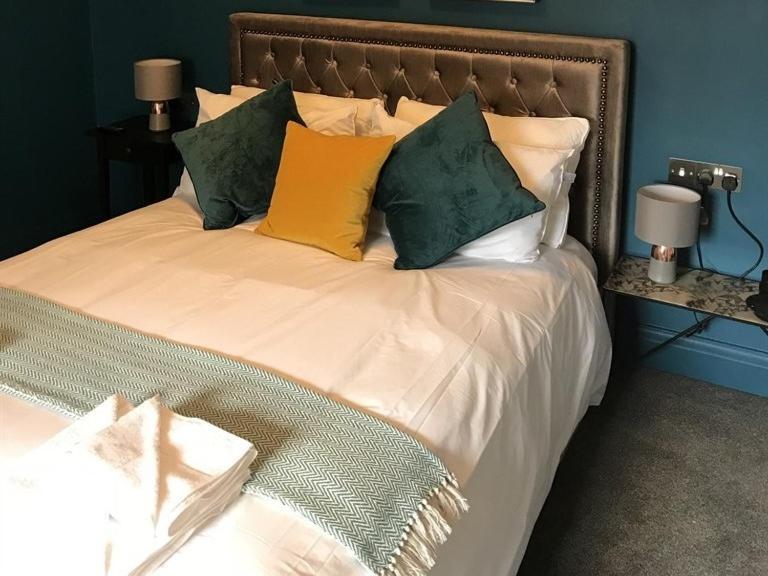 No.16 Otel Seaham Oda fotoğraf A bed with a throw