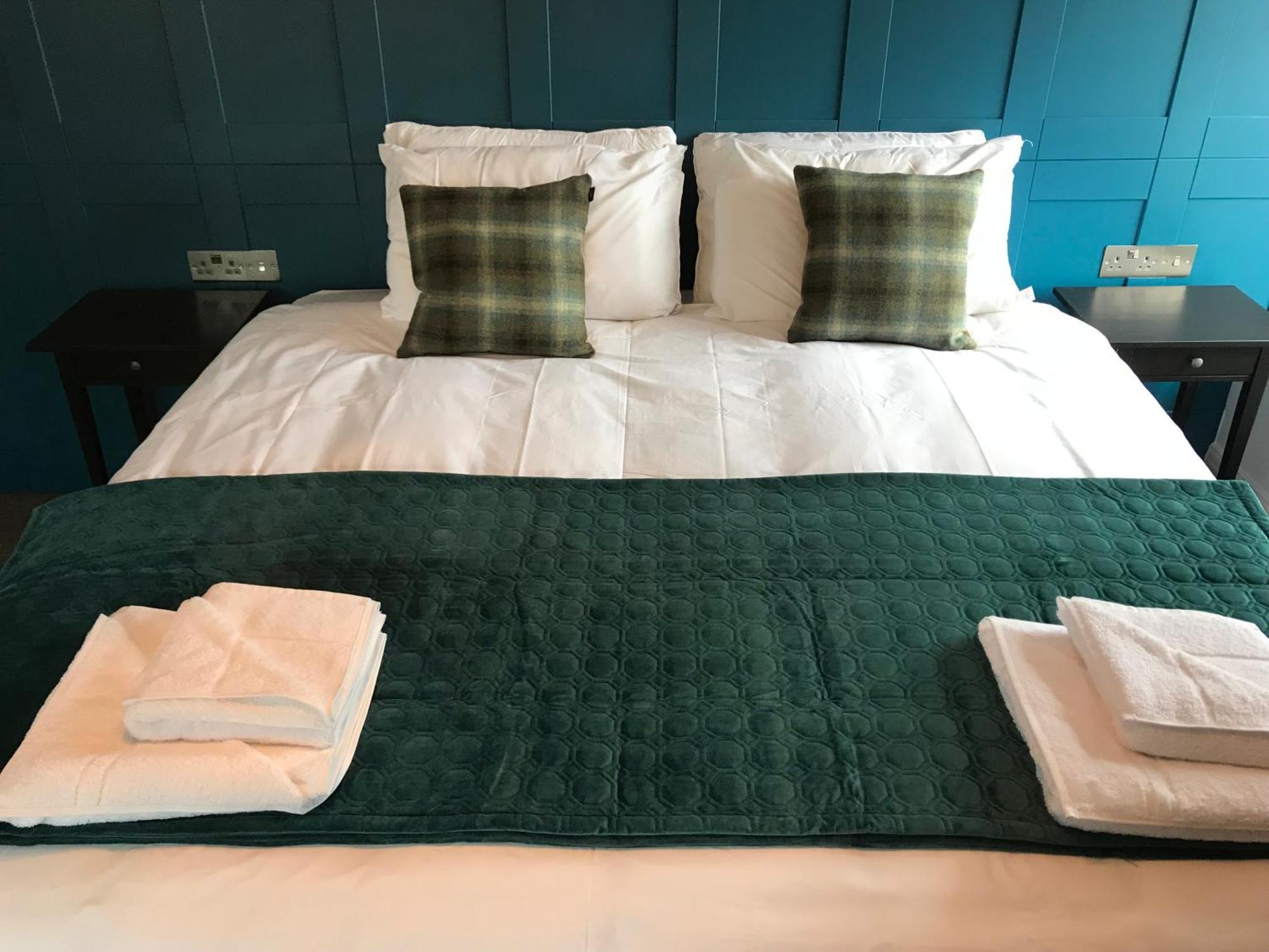 No.16 Otel Seaham Oda fotoğraf A bed with a bed runner